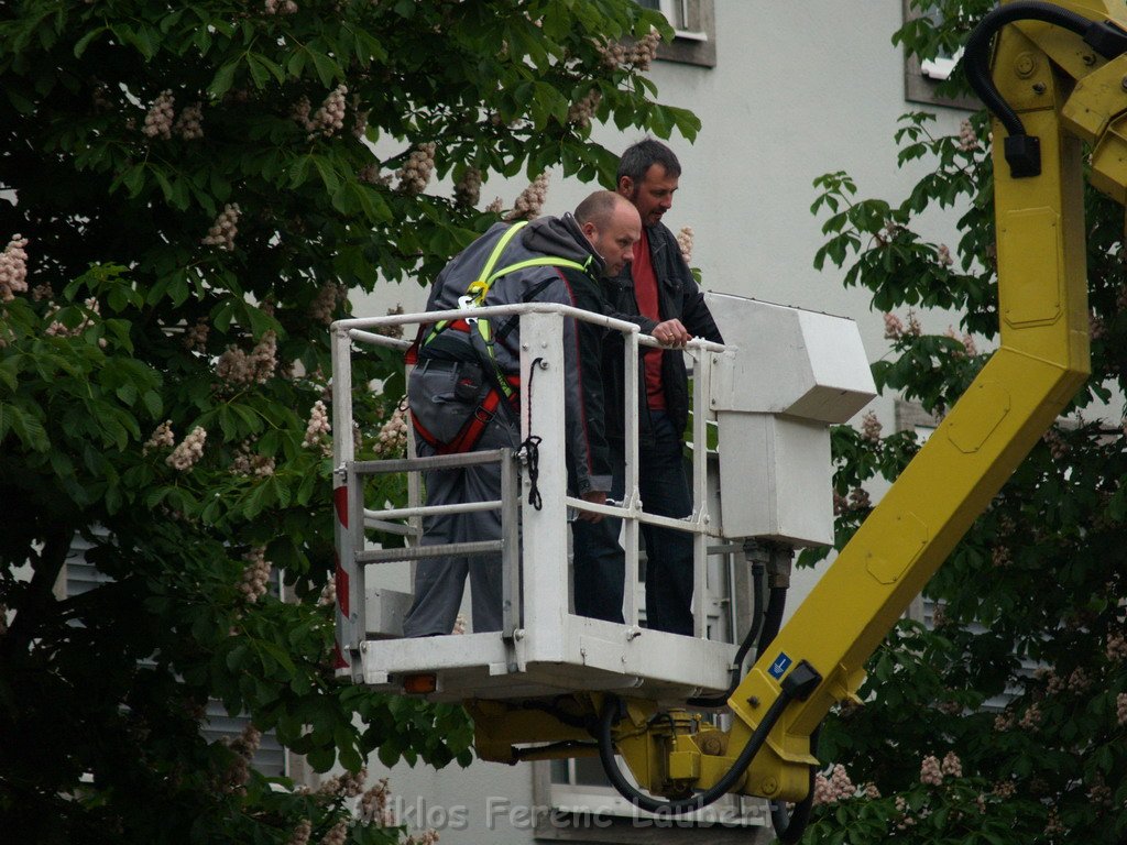 800 kg Fensterrahmen drohte auf Strasse zu rutschen Koeln Friesenplatz P42.JPG